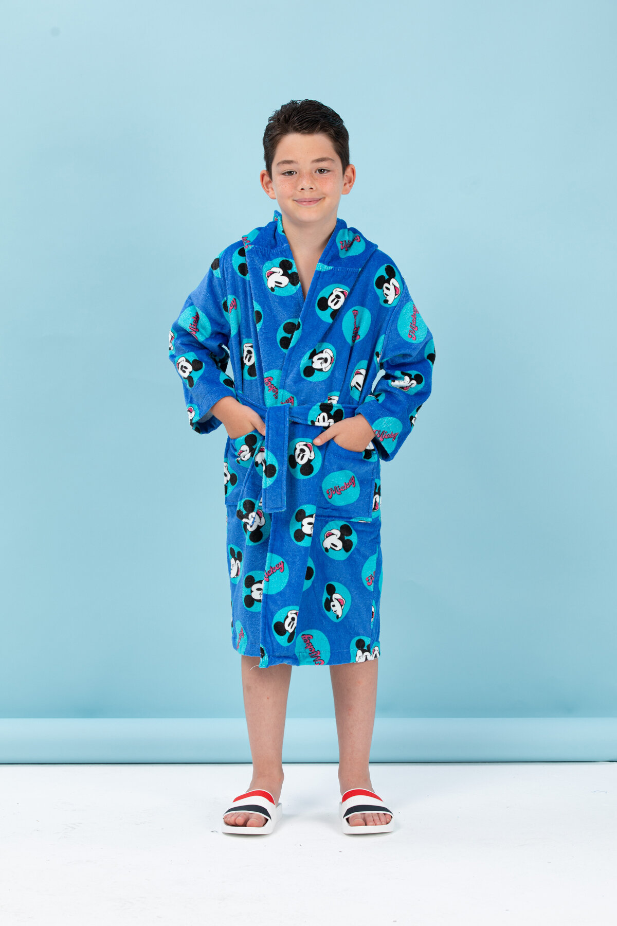 Дечји купаћи огртач са капуљачом, лиценцирани са Мики Маусом, осмехом, Дизнијев, 7/8 година_686e6f92a8249.jpeg Dečiji bademantil Mickey Mouse - plavi, sa kapuljačom, uzrast 7/8 godina (Disney) - Slika 1