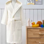 Dečiji bademantil sa kapuljačom Ashley – bela (3–4)